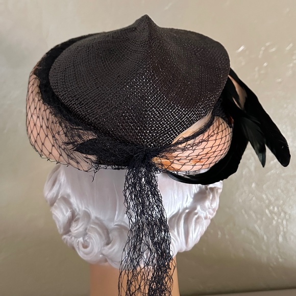 EXQUISITE 1940s\' BROWN STRAW HAT - PINK FEATHER TRIM + FEATHER \